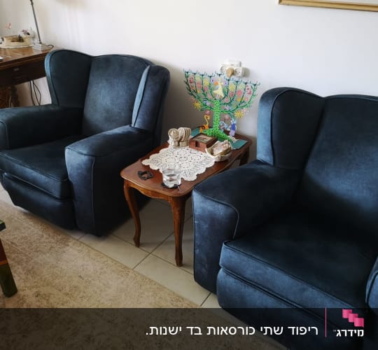 שני כורסאות מרופדות בצבע כחול כהה
